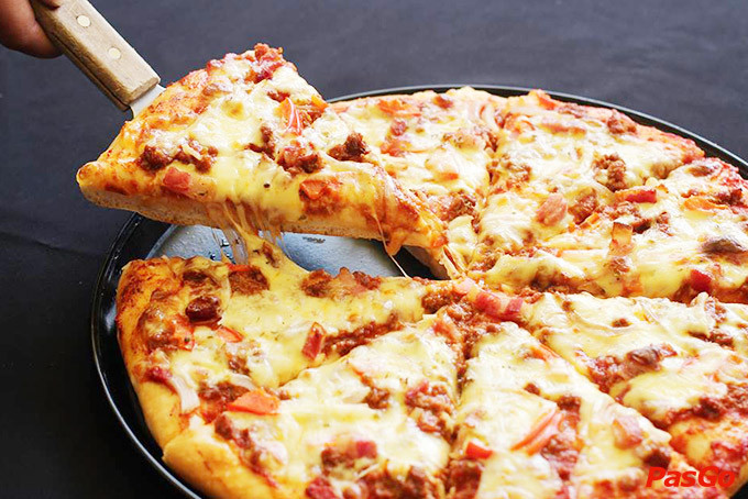 Món pizza hải sản hấp dẫn tại alfresco vincom long biên với vỏ bánh giòn và nhiều phô mai