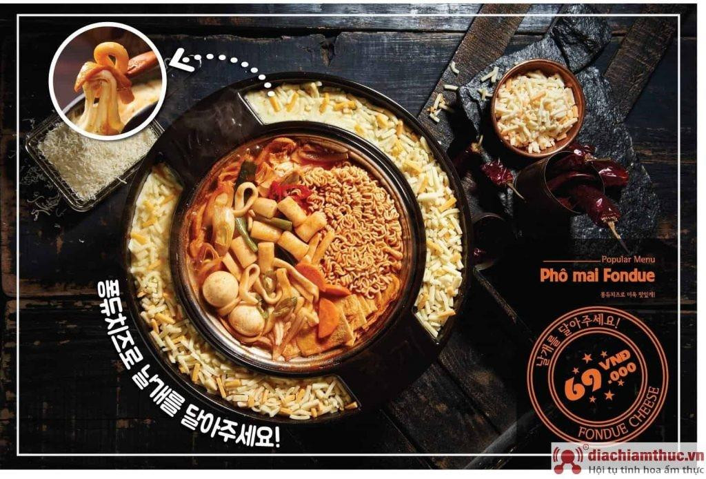 Món vòng phô mai kéo sợi hấp dẫn tại Dookki, thường được dùng kèm lẩu Tokbokki
