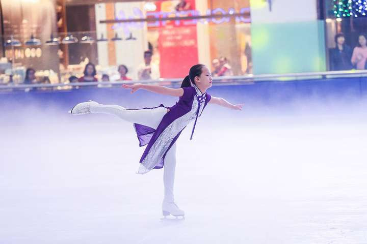 Một góc sân trượt băng Vincom Ice Rink đang diễn ra buổi biểu diễn nghệ thuật, thu hút đông đảo khán giả.