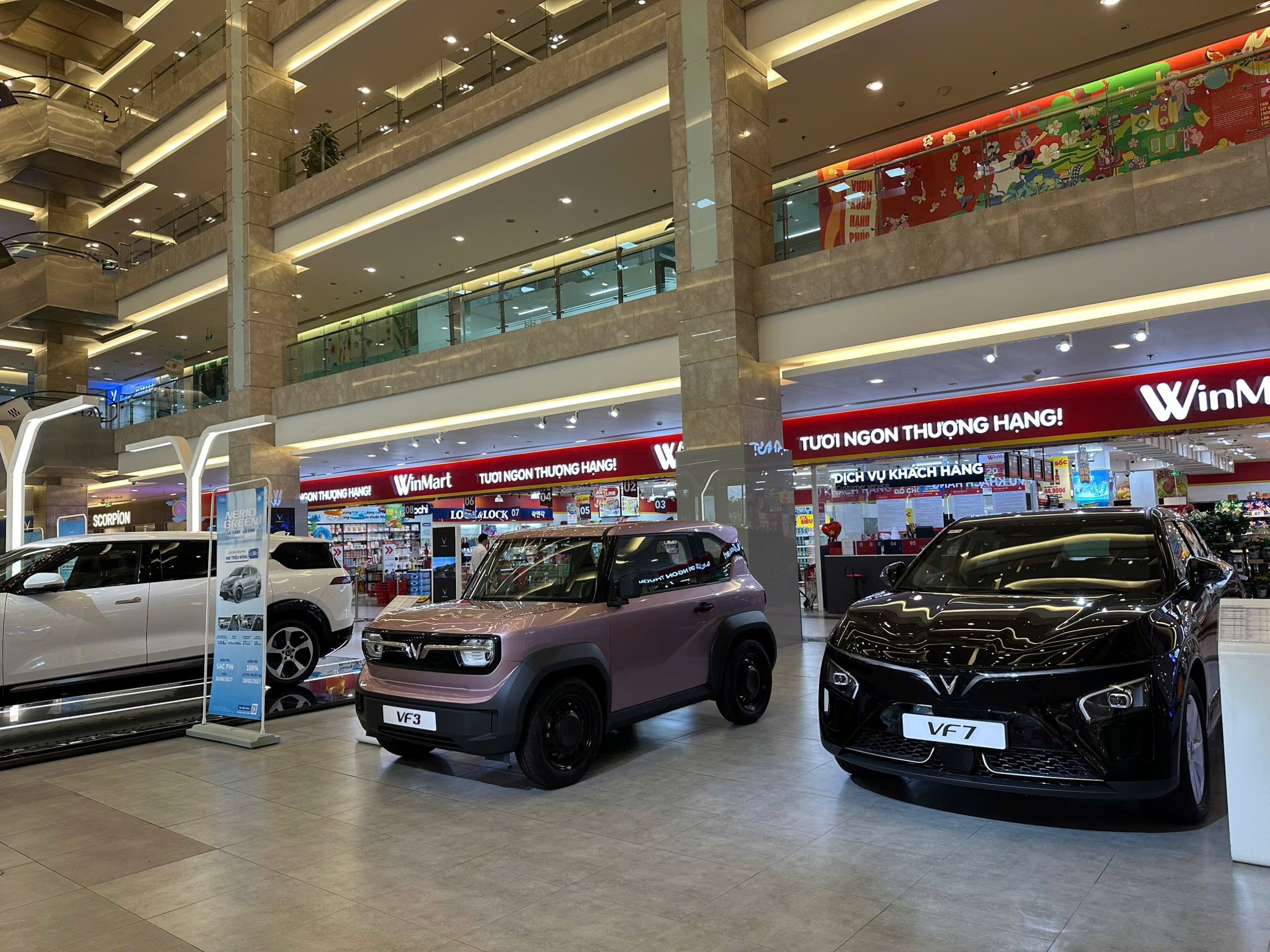 Một góc showroom xe điện hiện đại trong không gian Vincom Plaza Hà Nội