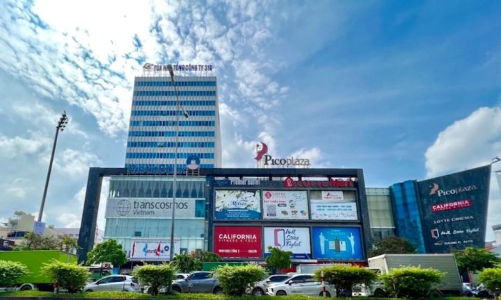 Một góc trung tâm thương mại hiện đại, biểu tượng của siêu thị Vincom gần đây