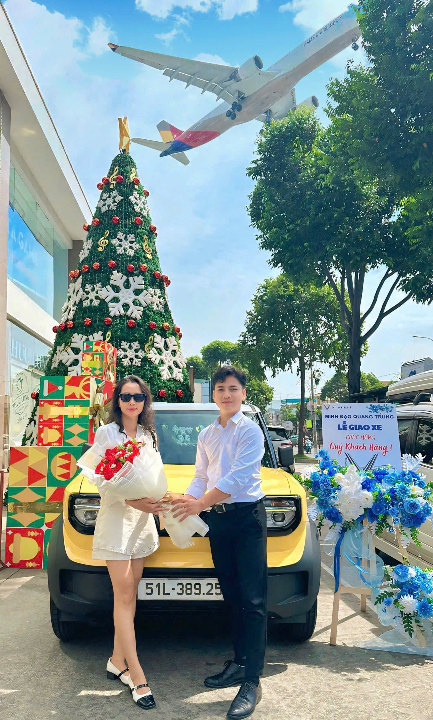Một khách hàng khác trong niềm vui nhận phương tiện mới, đại diện cho sự hài lòng với dịch vụ hiện đại