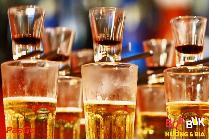Một ly soju hoặc bia mát lạnh, đồ uống lý tưởng kết hợp với món nướng tại nhà hàng buffet ở Vincom Nha Trang
