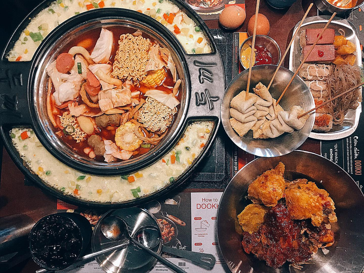 Một nồi lẩu Tokbokki hấp dẫn với nhiều loại topping và nước sốt tại Dookki Vincom Bắc Từ Liêm