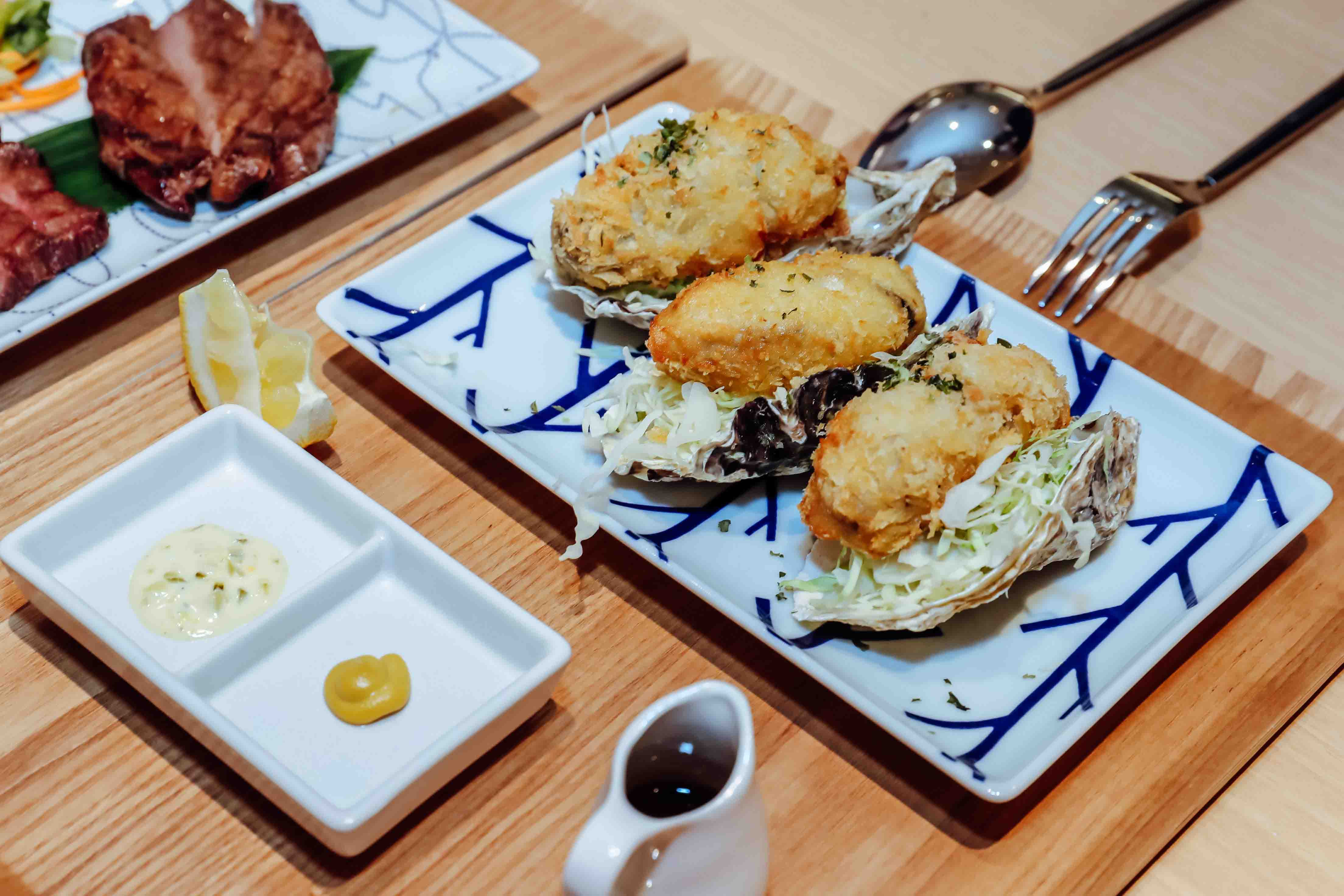 Một phần ăn đầy đủ dinh dưỡng với Gyutan và cơm lúa mạch tại Date Nariya.