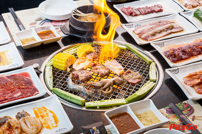 Một phần nhỏ thực đơn đa dạng tại King BBQ Vincom Thủ Đức với các món nướng hấp dẫn.
