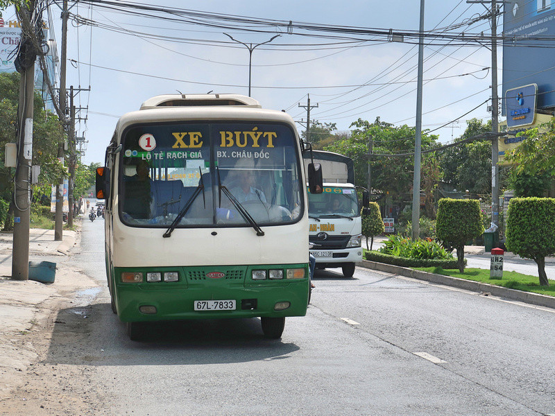 Một tuyến xe buýt liên tỉnh trên đường phố Long Xuyên, phương tiện di chuyển phổ biến