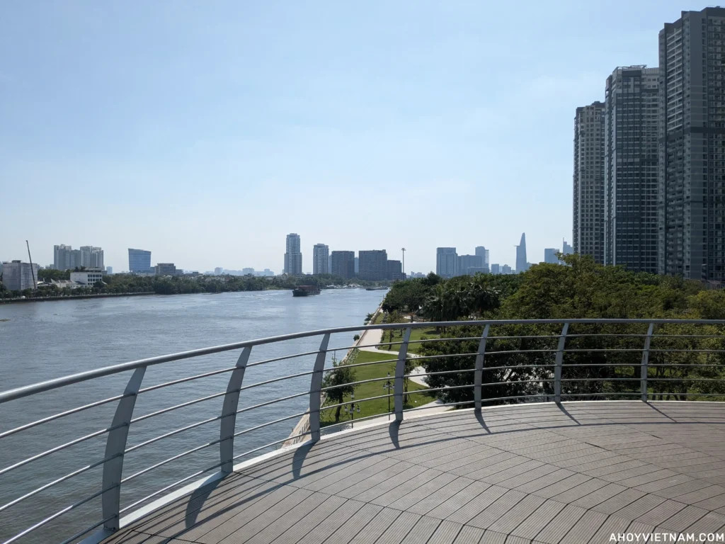 Ngắm nhìn sông Sài Gòn và tầm nhìn về Quận 1 từ trên tháp vọng cảnh của Vinhomes Central Park.