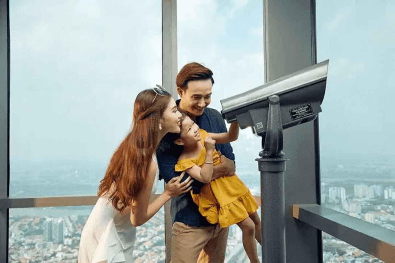 Ngắm nhìn thành phố qua hệ thống ống nhòm hiện đại tại đài quan sát Landmark 81