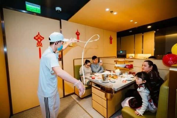 Nghệ nhân biểu diễn múa mì đặc sắc tại Haidilao Vincom Trần Duy Hưng