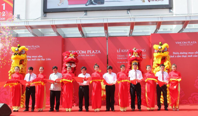 Nghi thức cắt băng khánh thành Vincom Plaza Trần Phú, Bạc Liêu, biểu tượng mới của sự phát triển.