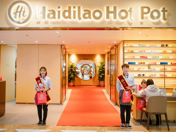 Ngoại thất và biển hiệu Haidilao Vincom Trần Duy Hưng tại tầng 3 trung tâm thương mại