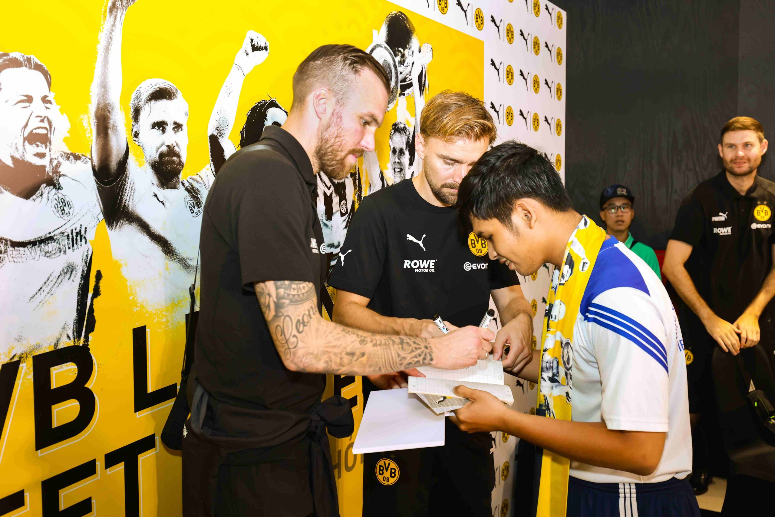 Người hâm mộ trải nghiệm và mua sắm áo đấu BVB tại Puma Flagship Store Vincom Center Đồng Khởi