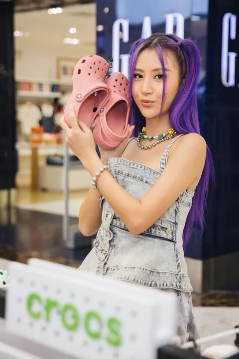 Người mẫu diện trang phục thời thượng cùng những đôi Crocs cá tính tại Vincom Đồng Khởi
