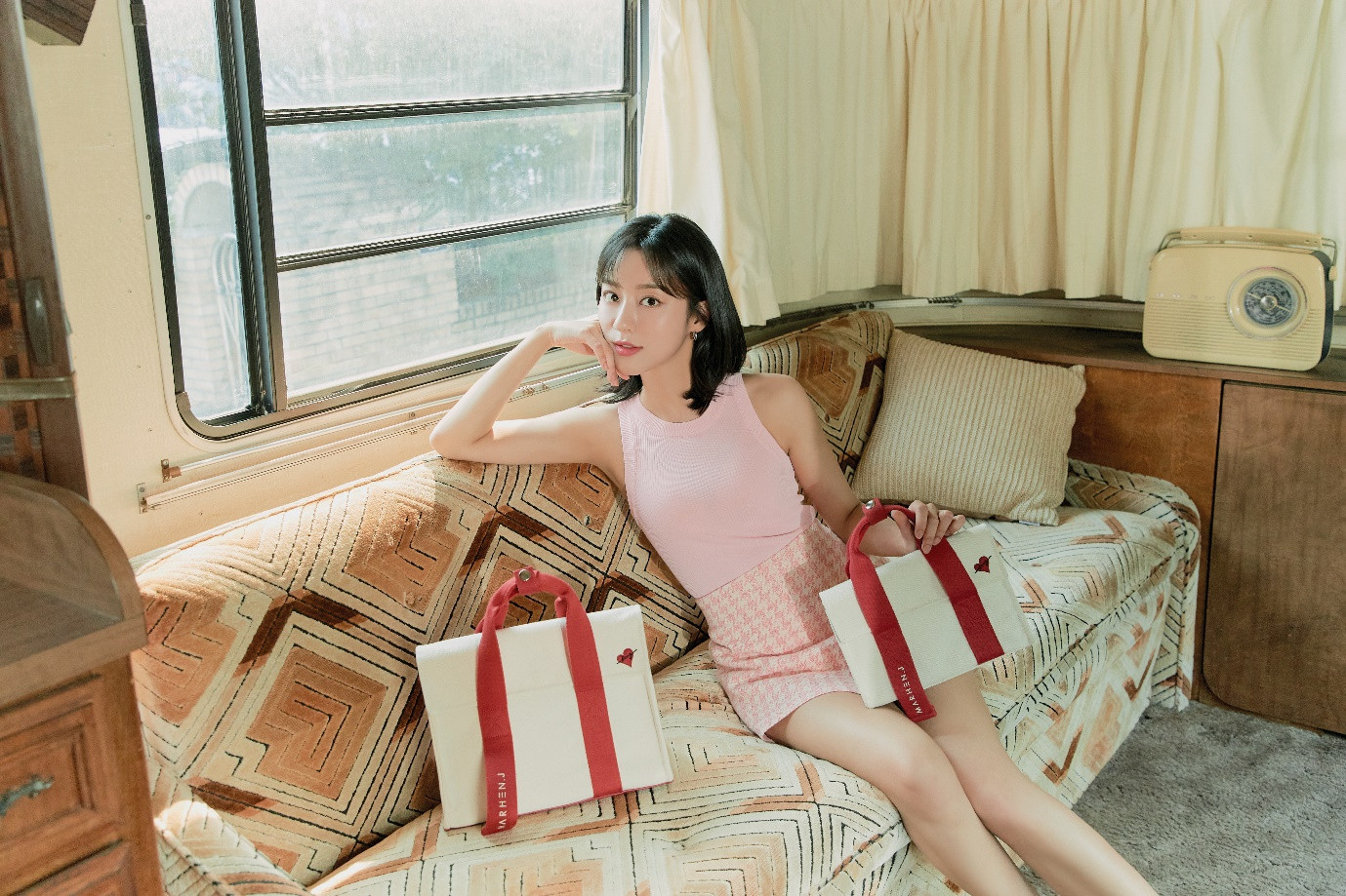 Người mẫu thể hiện sự thanh lịch của túi Marhen.J trong bối cảnh thành thị