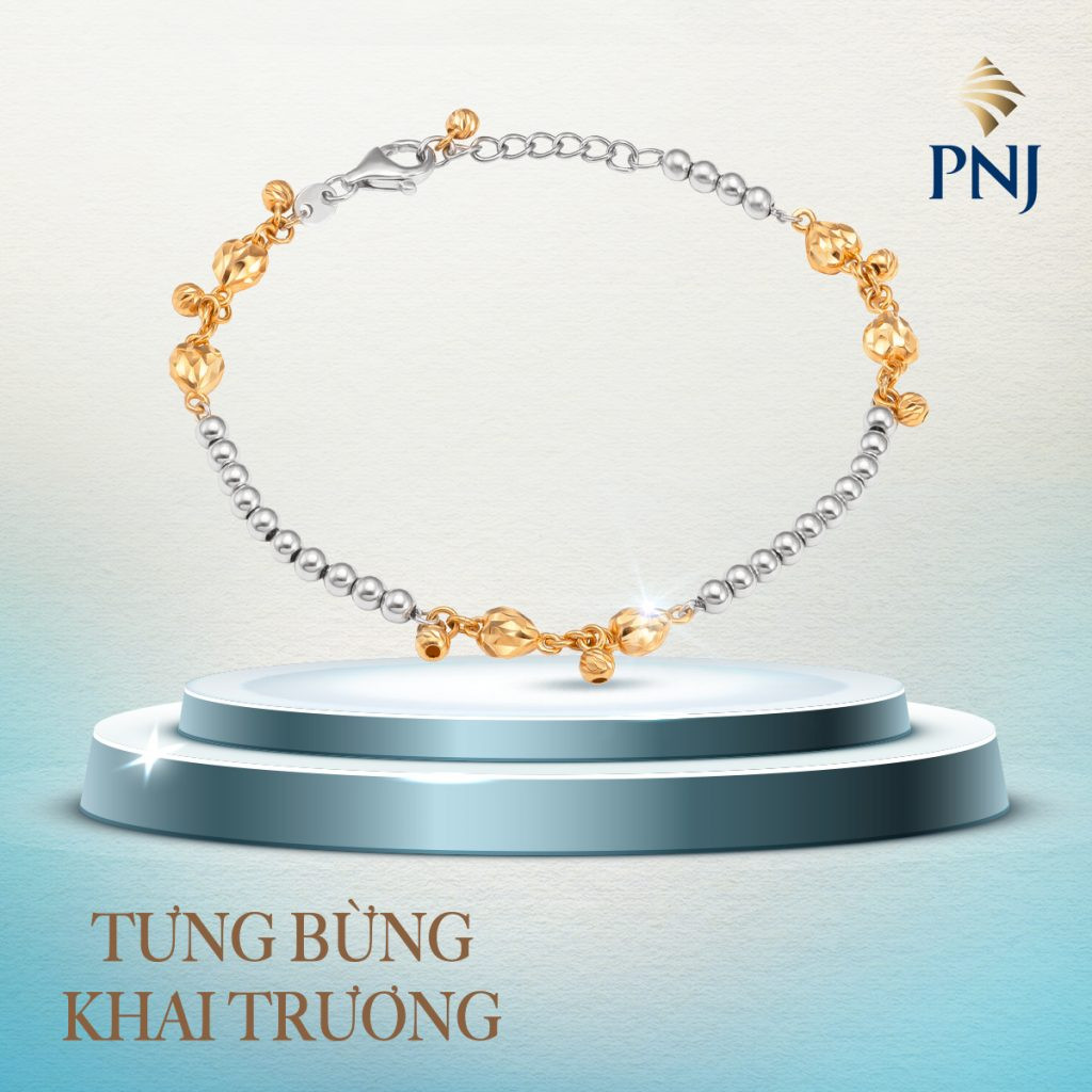 Người phụ nữ đeo trang sức đá màu PNJ