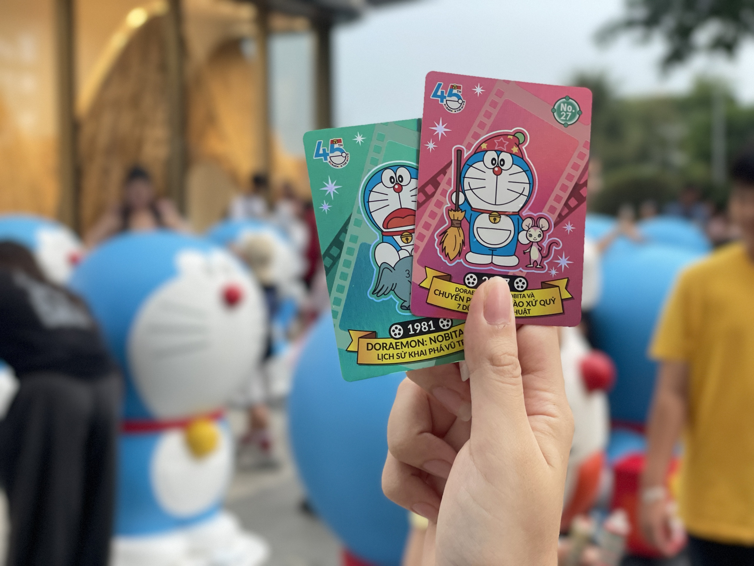 Người tham gia trải nghiệm trò gacha thẻ bài Doraemon giới hạn tại hội chợ Landmark 81