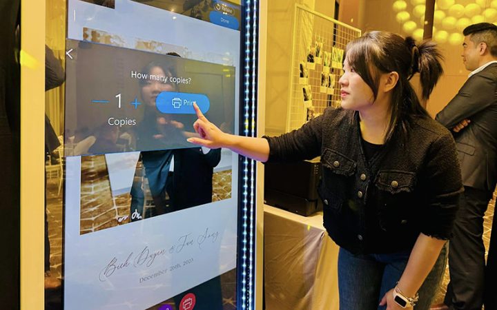 Người trẻ chụp ảnh tại photobooth GO! Quảng Ngãi đầy màu sắc
