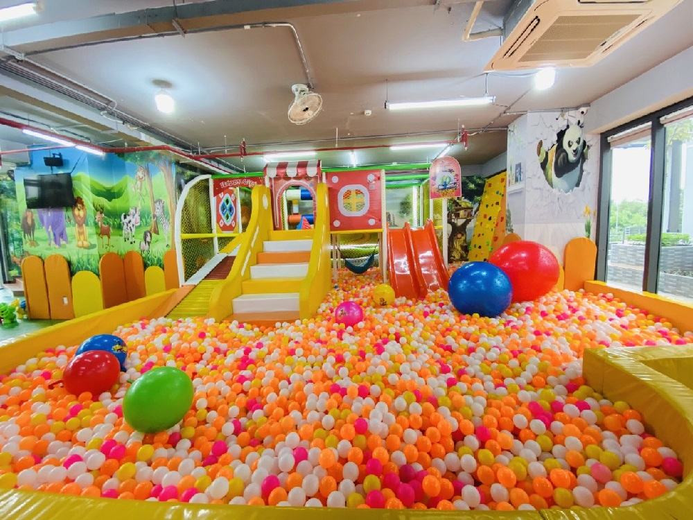 Nhà bóng tại Gogo Kids Cafe