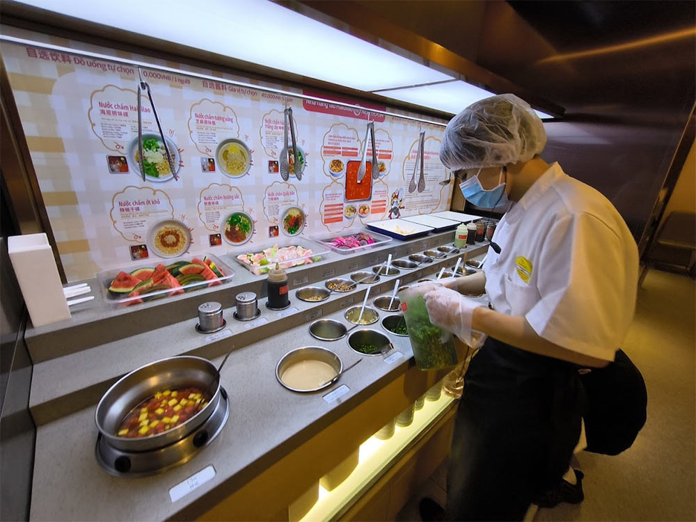 Nhân viên Haidilao hot pot biểu diễn múa mì đặc sắc phục vụ khách hàng