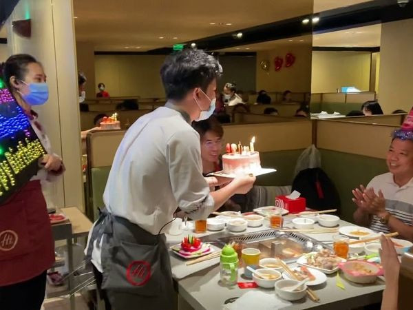 Nhân viên Haidilao phục vụ tận tình tại Vincom Phạm Ngọc Thạch