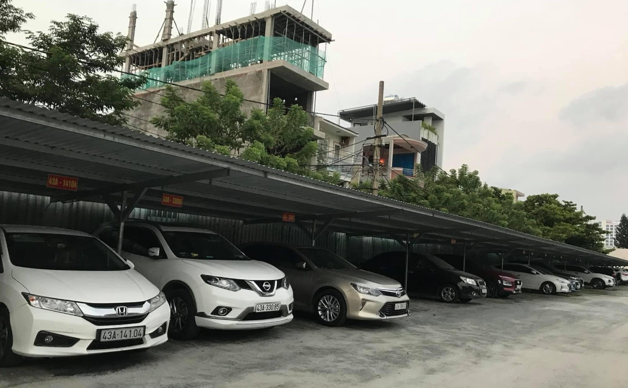 Nhân viên hướng dẫn gửi xe qua đêm tại Vincom