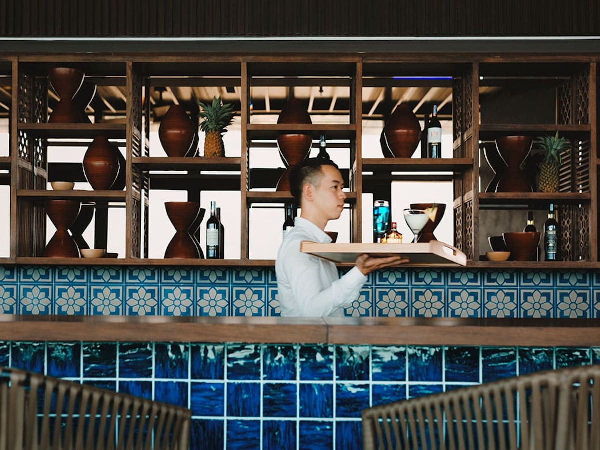 Nhân viên phục vụ chuyên nghiệp tại Sky Bar Huế