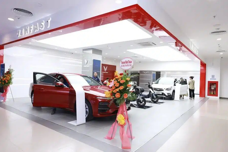 Nhân viên VinFast Vĩnh Long tư vấn khách hàng