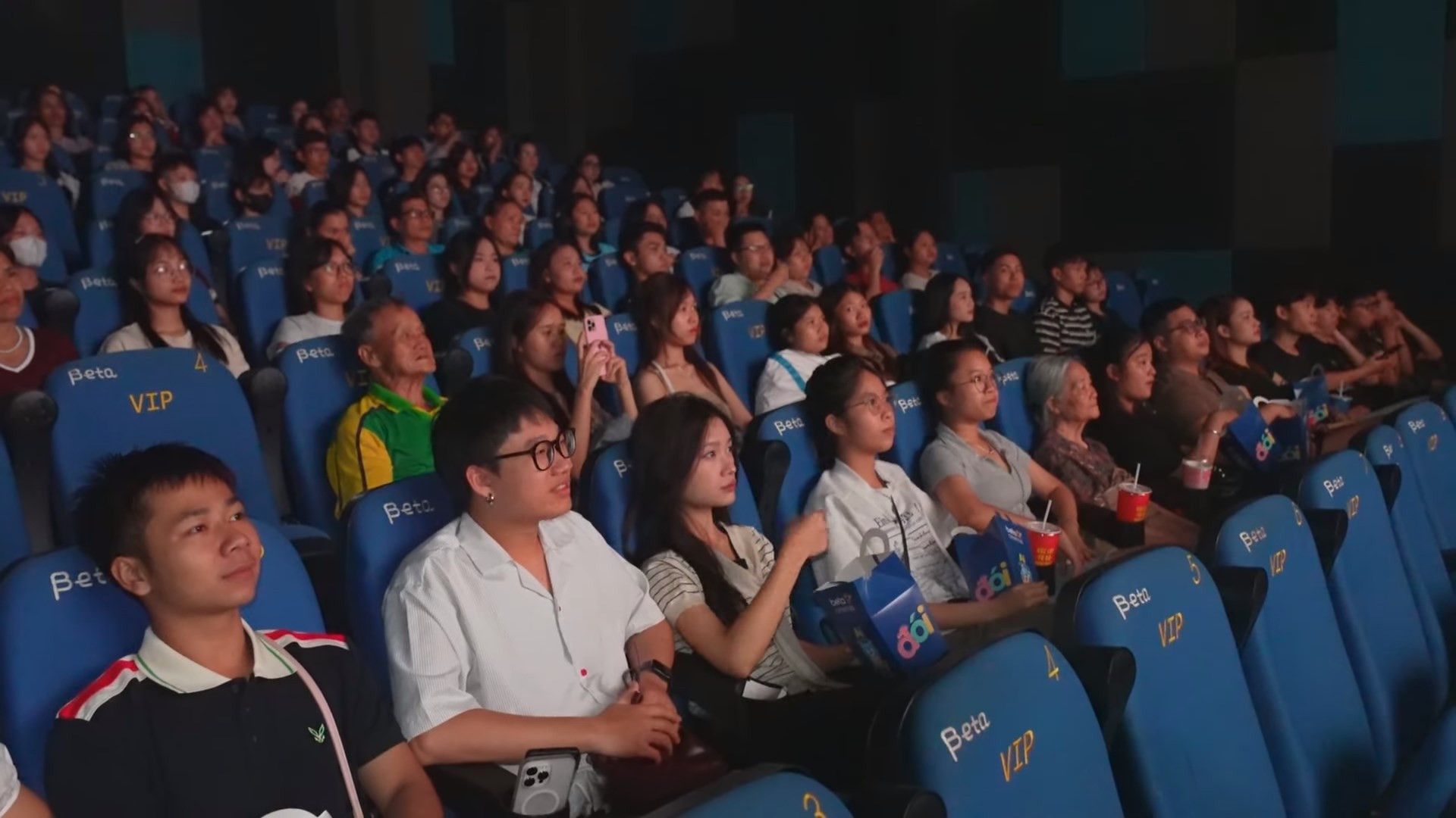 Nhiều bạn trẻ hào hứng xem phim chiếu rạp Mưa Đỏ, đặc biệt tại cụm rạp Vincom Thái Nguyên.