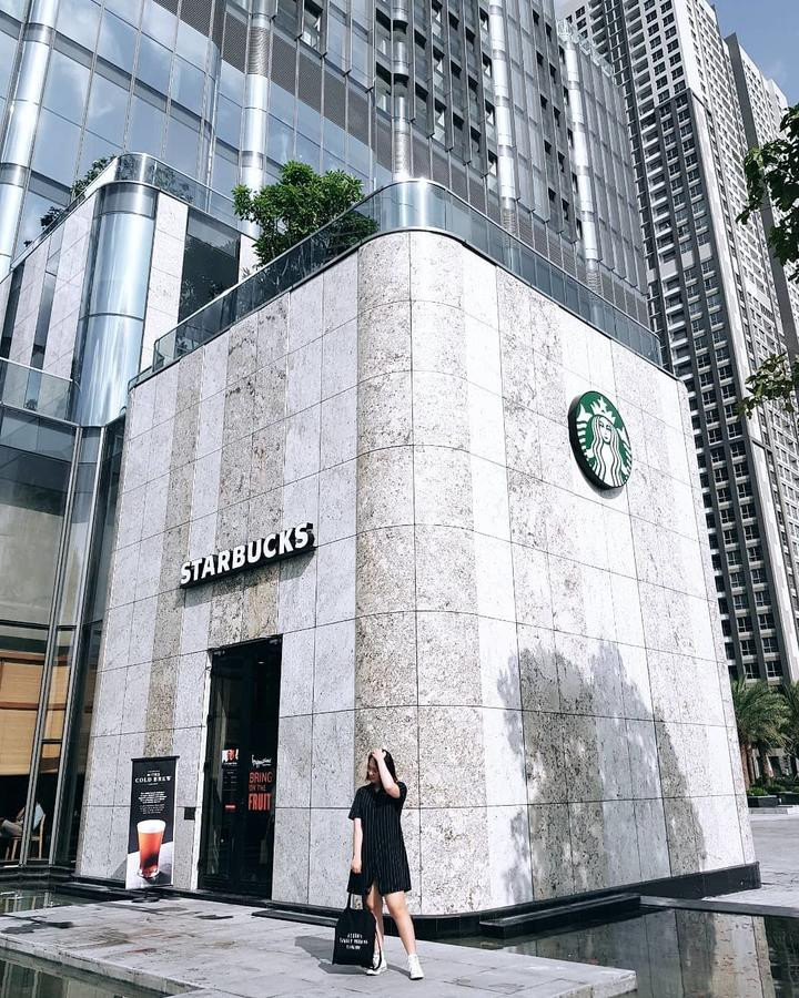 Nhiều bạn trẻ thích thú check-in tại Starbucks của tòa nhà Landmark 81 bao nhiêu tầng