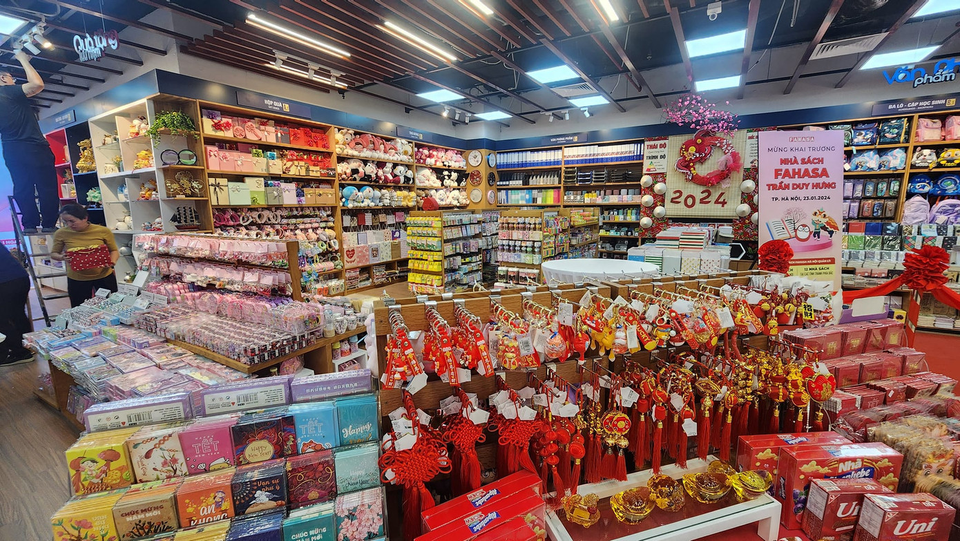 Những kệ sách đa dạng tại nhà sách Fahasa Vincom Trần Duy Hưng.
