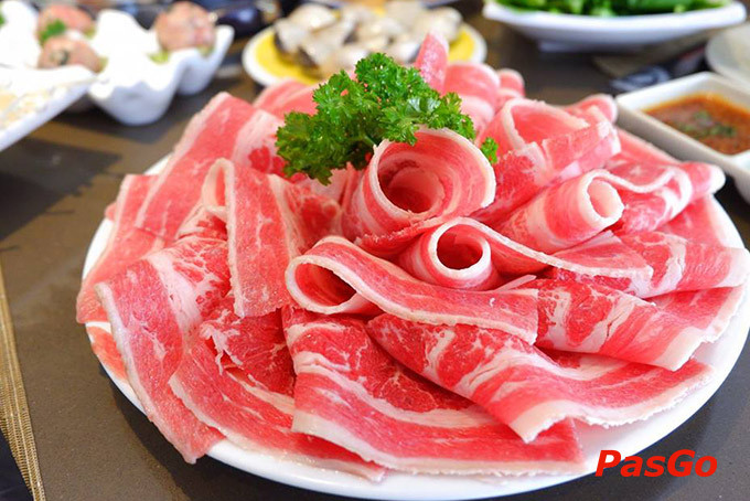 Những lát thịt bò tươi ngon, được thái hoàn hảo cho món lẩu tại Kichi Kichi