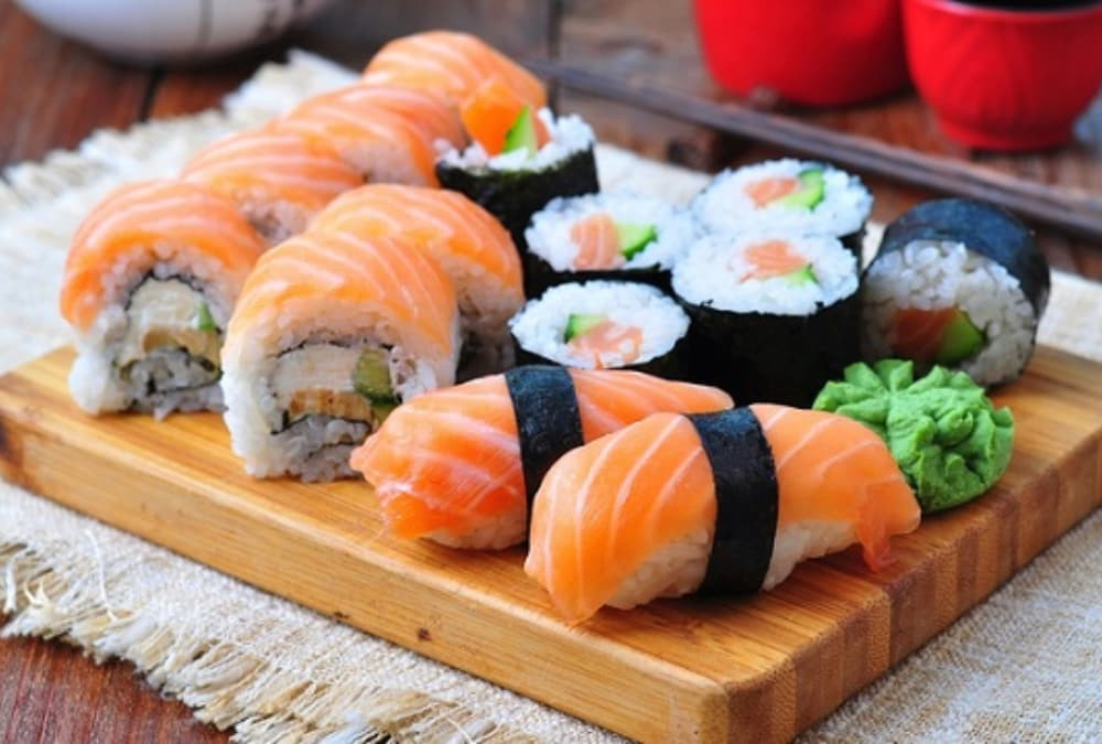Những miếng sushi cá hồi tươi ngon được bày trí tinh tế tại Taiki Sushi