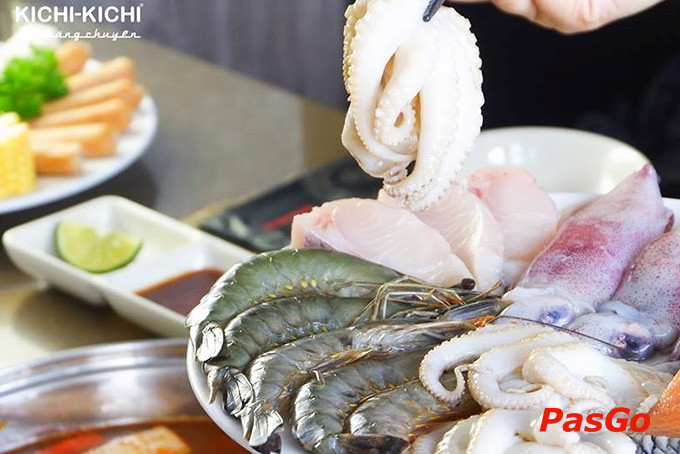 Nồi lẩu băng chuyền Vincom hấp dẫn với nhiều màu sắc