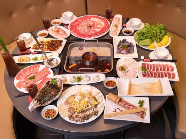 Nồi lẩu Hồng Kông đa dạng topping tại Hutong Vincom Phạm Ngọc Thạch