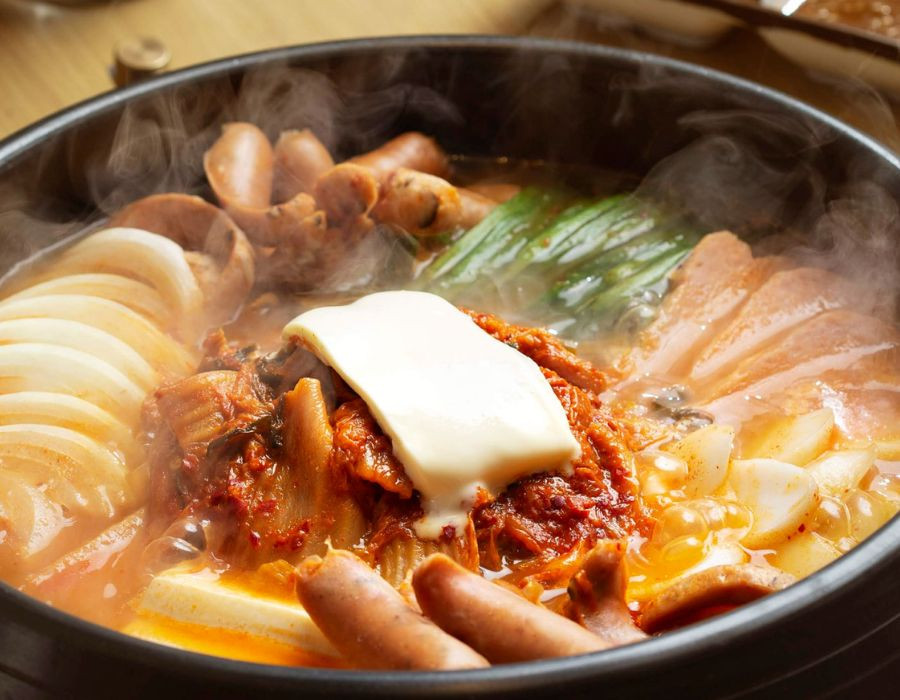 Nồi lẩu kim chi xèo xèo nóng hổi, món ngon không thể bỏ qua tại Gogi House Vincom Sóc Trăng.