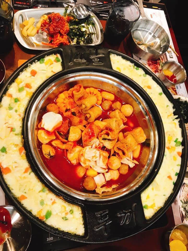 Nồi lẩu tokpokki Dookki với vòng phô mai kéo sợi hấp dẫn, món ăn đặc trưng của Dookki Vincom Mỹ Tho