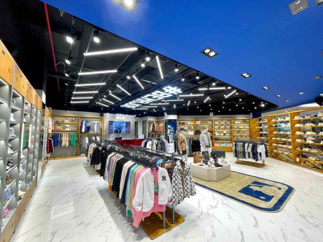 Nội thất cửa hàng MLB Vincom Đà Nẵng rộng rãi với đa dạng trang phục và phụ kiện thời trang
