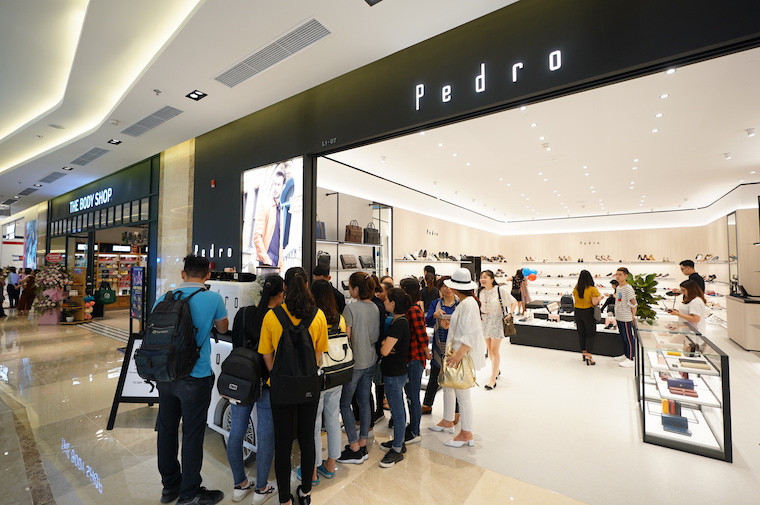 Nội thất cửa hàng Pedro Vincom Trần Duy Hưng