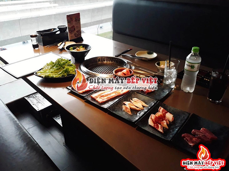 Nội thất ghế bàn ăn phong cách Nhật Bản tại Sumo BBQ Thảo Điền