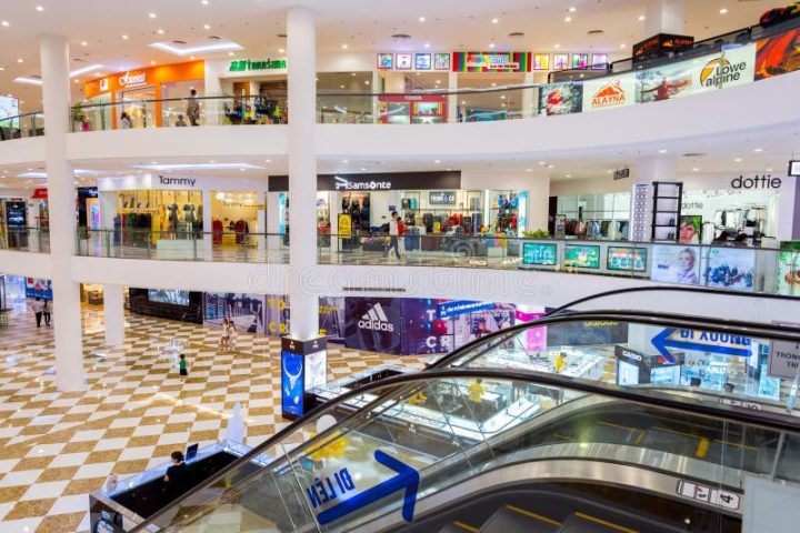 Nội thất hiện đại của Vincom Plaza Đà Nẵng với thang cuốn và các gian hàng