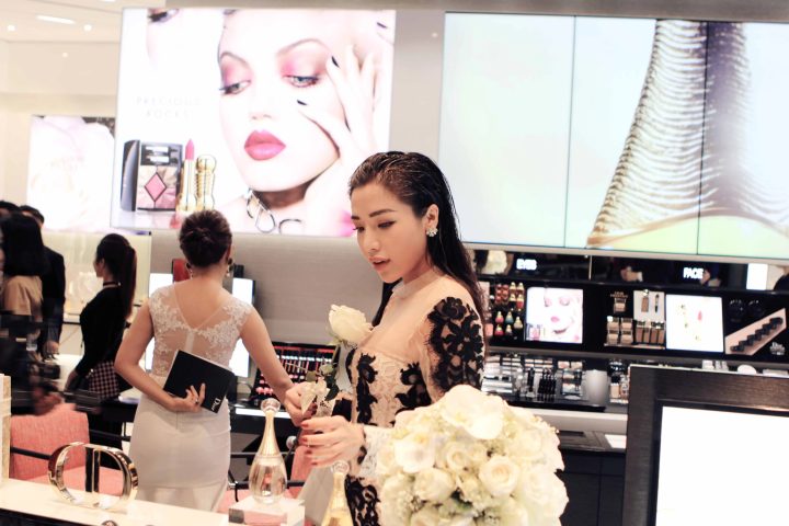 Nội thất sang trọng của cửa hàng Dior tại Vincom Đồng Khởi, tái hiện không gian trình diễn thời trang cao cấp.