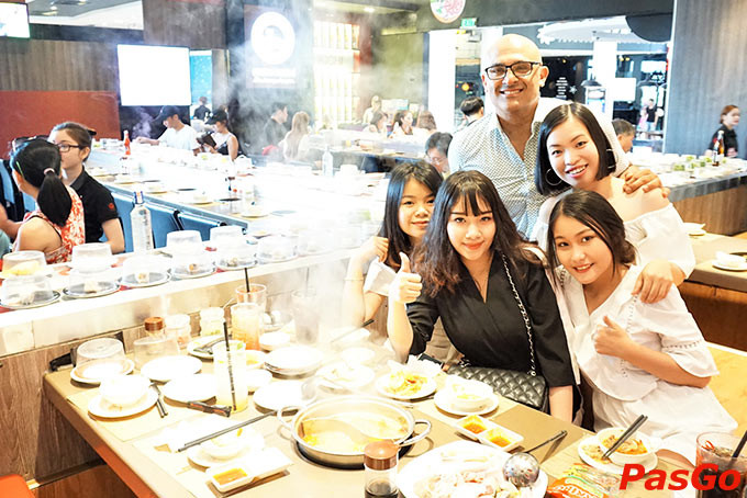 Nụ cười hài lòng của thực khách khi thưởng thức bữa ăn tại nhà hàng Kichi Kichi Vincom Đà Nẵng