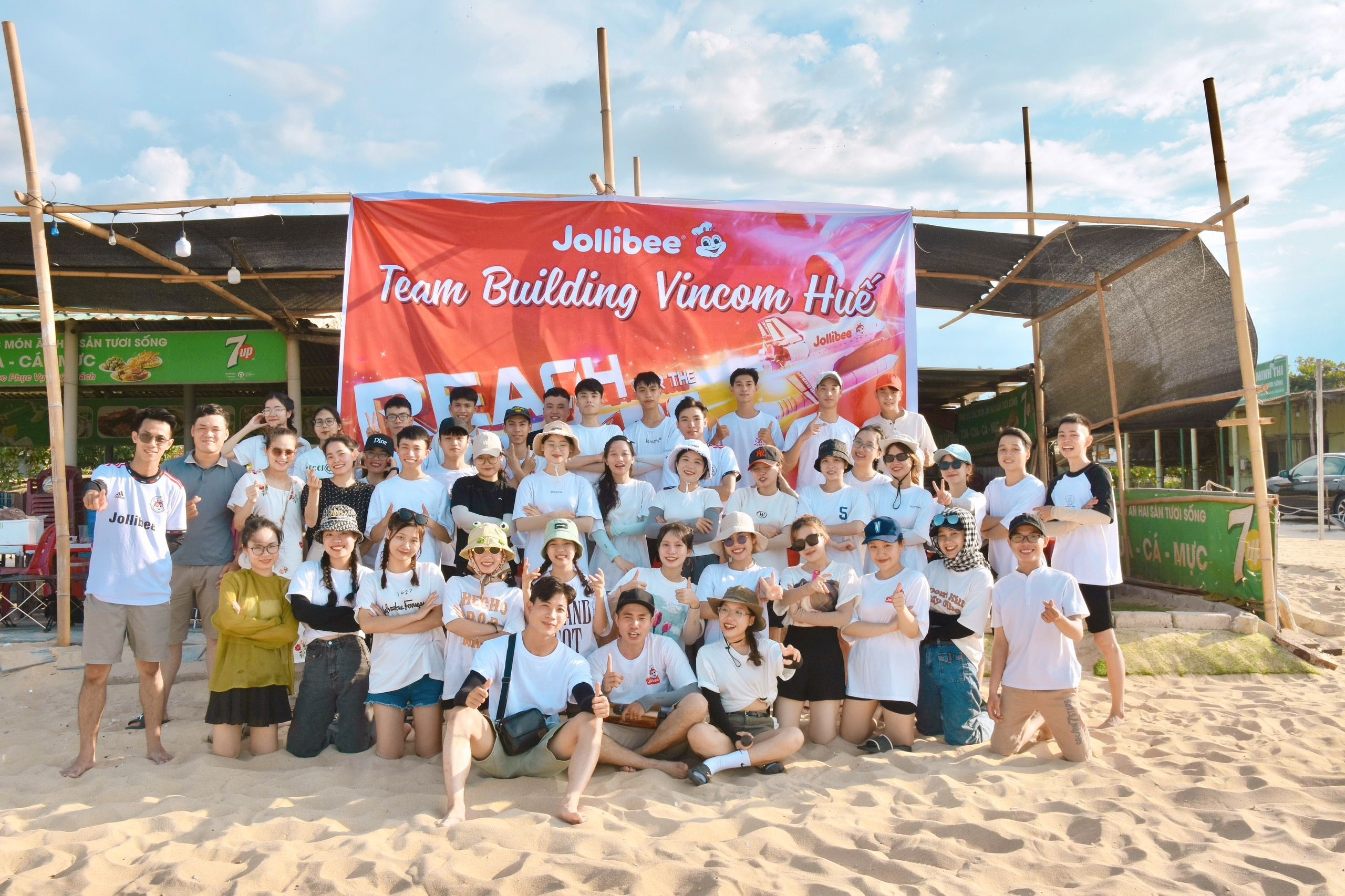 Nụ cười thân thiện của đội ngũ Jollibee Vincom Huế trong không gian cửa hàng, thể hiện sự chuyên nghiệp và chu đáo