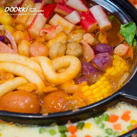 Nước lẩu Dookki tự pha chế với nhiều loại sốt đặc trưng tại Vincom Cao Lãnh