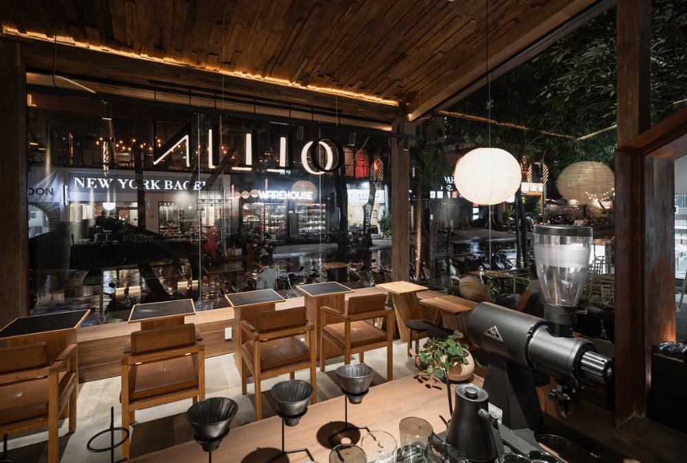 Ollin Cafe Trần Não có thiết kế không gian hiện đại, tối giản và kệ sách ấn tượng