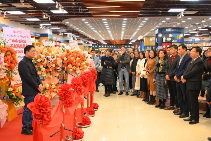 Ông Phạm Minh Thuận phát biểu khai trương FAHASA Vincom Trần Duy Hưng