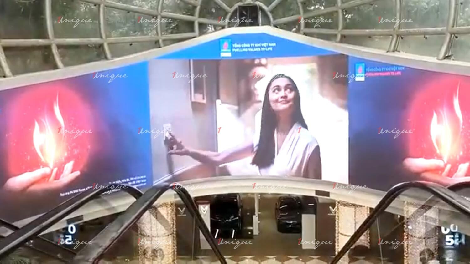 Petrotimes truyền tải thông điệp trên màn hình LED lớn, góp phần vào các hình ảnh của Vincom Mega Mall Times City