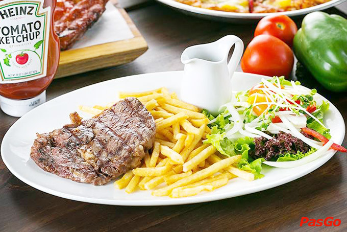 Phần steak bò hảo hạng được trang trí đẹp mắt, món ăn không thể bỏ qua tại Al Fresco's