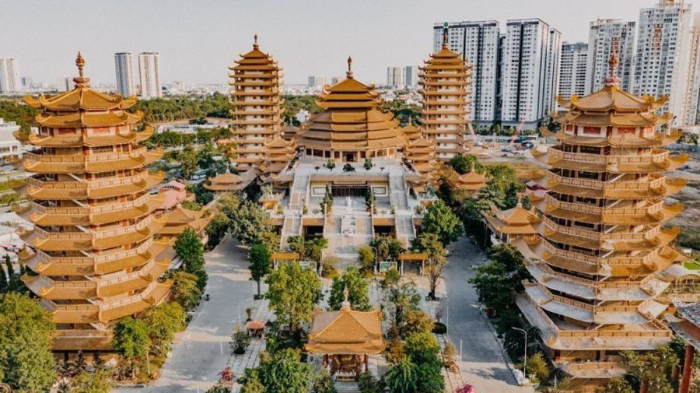 Pháp viện Minh Đăng Quang với kiến trúc chùa độc đáo, mái cong truyền thống và tượng Phật trang nghiêm